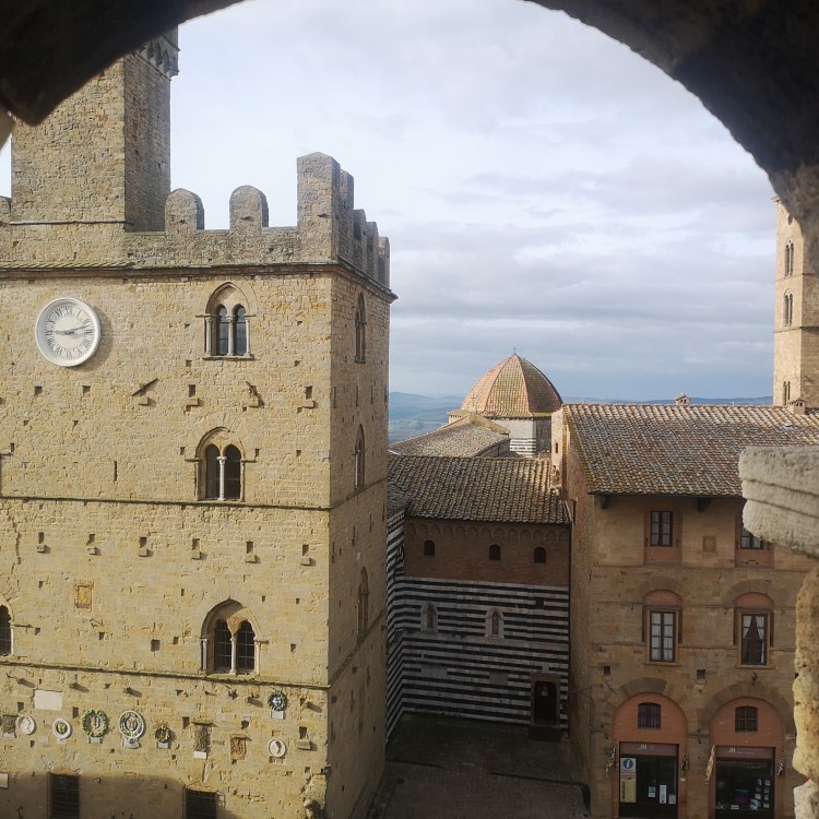piazza dei priori con palazzo dei priori, cattedrale e battistero, che vediamo durante la visita guidata classica di Volterra 