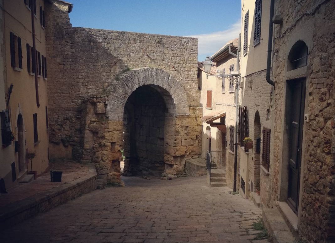 Porta all'Arco - la famosa porta etrusca di Volterra inserita nelle mura medievali