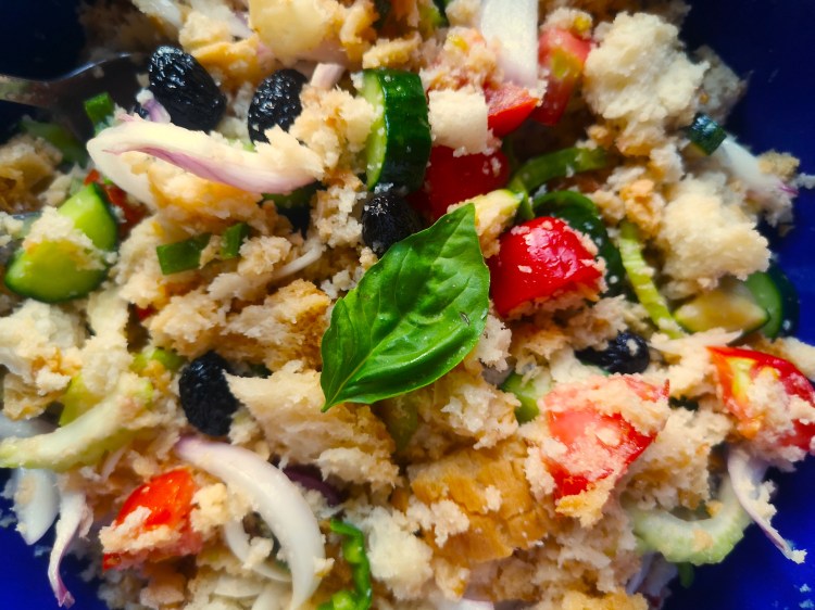 panzanella piatto tipico toscano da assaggiare durante il food tour 